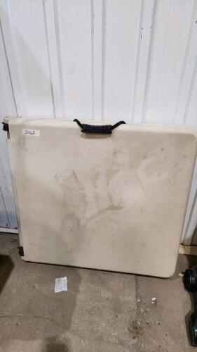 5' Folding table