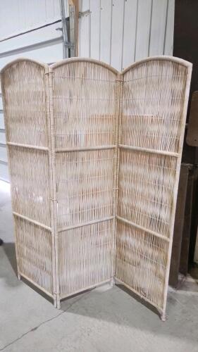 Dressing screen