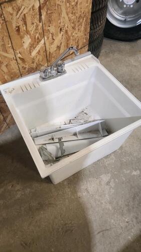 Plastic laundry tub