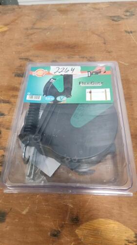 Retractable electric fence gate