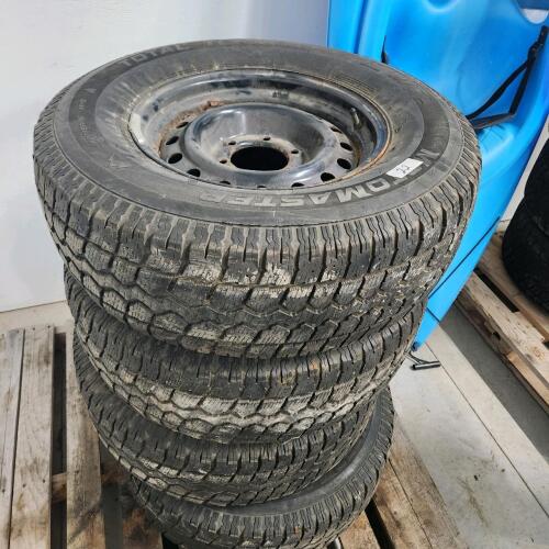 4 245/75R16 Truck wheels 50% thread