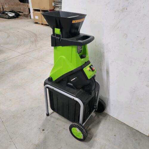 Electric chipper/shredder
