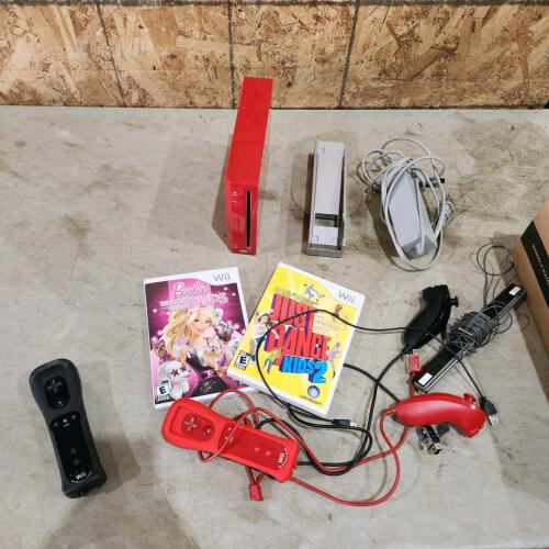 Nintendo wii w 2 games, controllers
