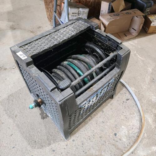 Hose reel w rubber garden hose