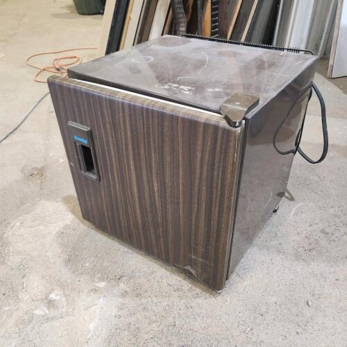 Fridge 18"W 19"H