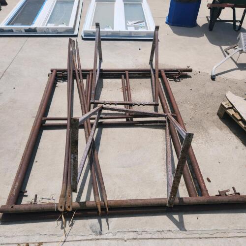 Scaffolding w wall brackets