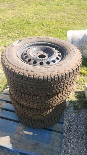 4 Winter wheels 225/70R16 80% Tread