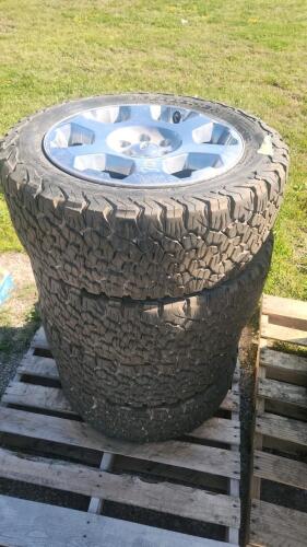 4 Ford alum wheels 275/55R20 70% tread