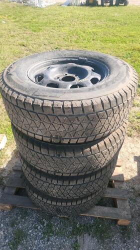 4 Winter wheels 265/70R17 40% tread