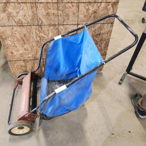 Leaf sweeper