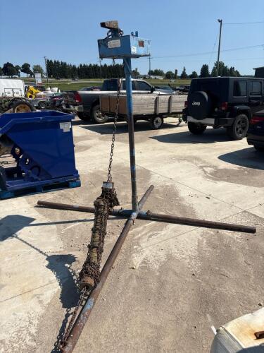 Freestanding cattle oiler