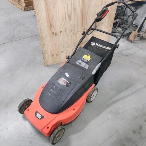 Black & Decker electric working lawn mower