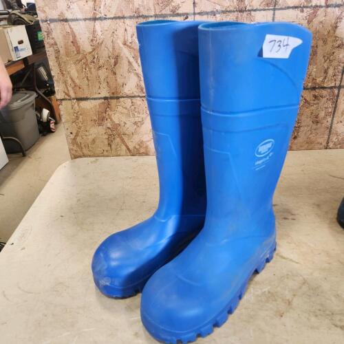 Sz 11 CSA approved rubber boots