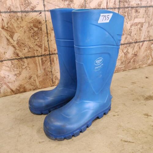 Sz 11 CSA approved rubber boots