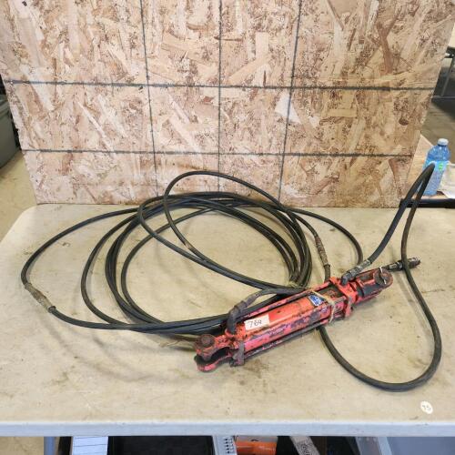 18.5" x 2.5" OD hydraulic cylinder w hoses