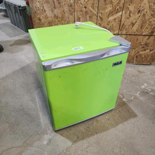 Fridge 18"W 20"H