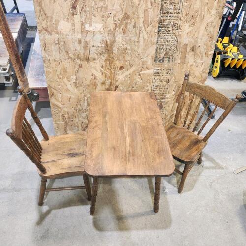 Wooden kids w 2 chairs