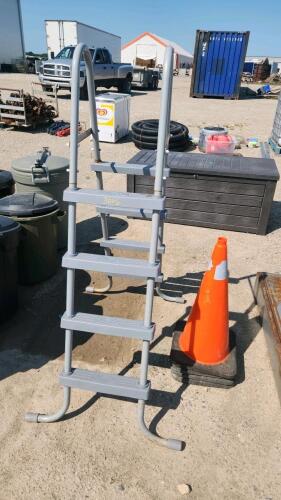 Pool ladder, 4 27" pylons