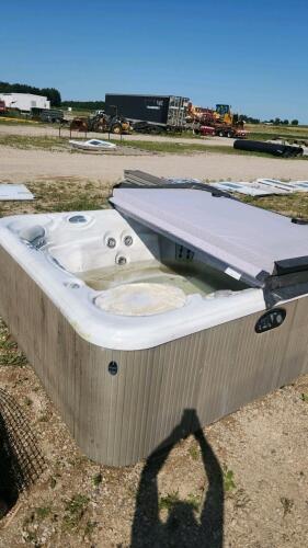 Hot tub w mismatch cover 8'x8'