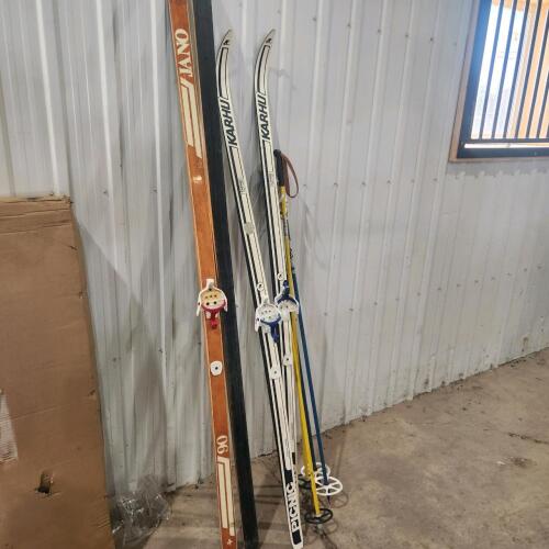 2 sets of skiis w poles