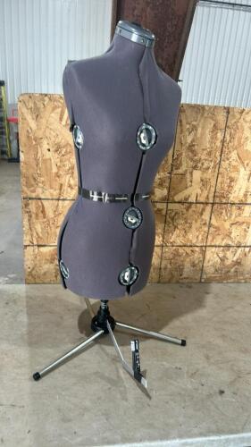 Adjustable dress form