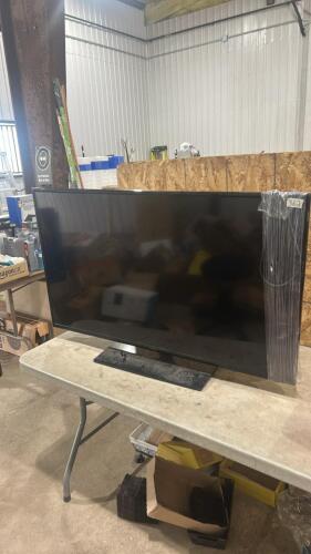 48&rdquo; LCD TV w remote