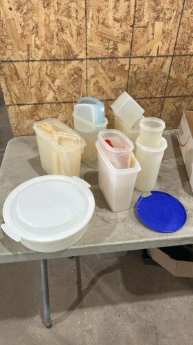 Tupperware containers w lids